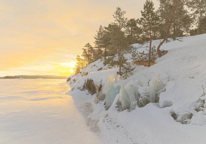 Карелия: главный хит зимы — с ледяными озёрами и тёплым блинами