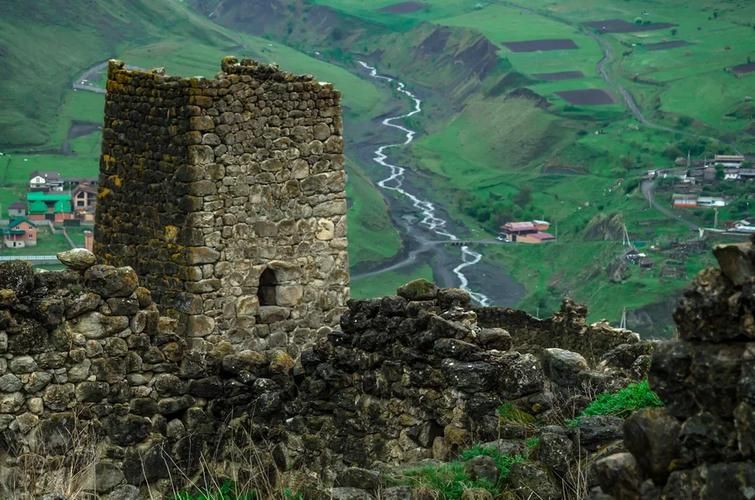 Сквозь каменные объятия земли